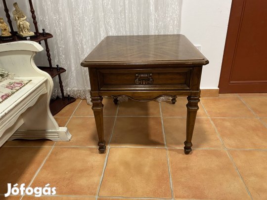 Fiókos dohányzóasztal