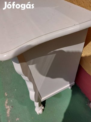 Fiókos fehér komód.