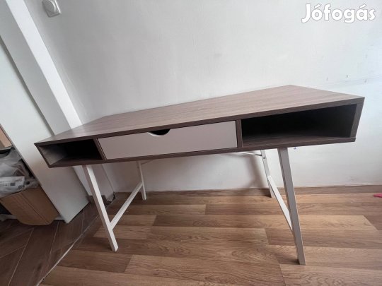 Fiókos íróasztal