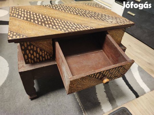 Fiókos kisasztal