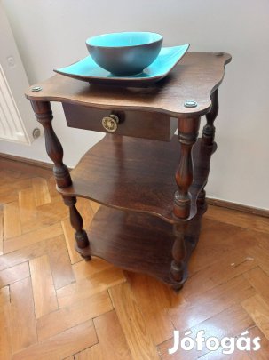 Fiókos kisasztal türkiz japán tállal és tányérral