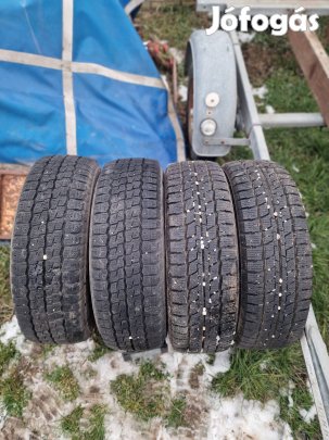 Firestone és Triangle 215/70-15C téligumi garnitúra 