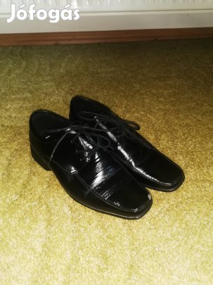 Fiú a alkalmi cipő 