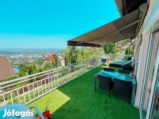 Flóra utcában panorámás nagy teraszos három hálós lakás