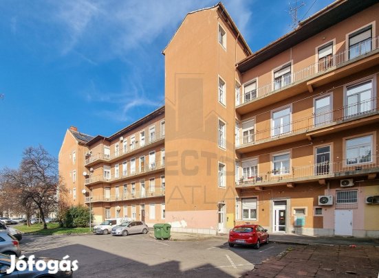 Fő téri 84m2 polgári lakás (belső udvari).