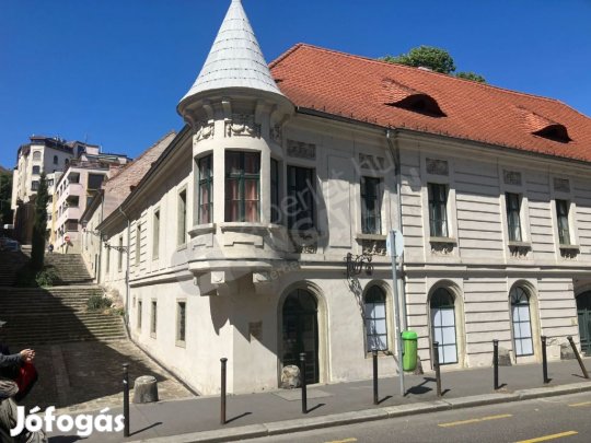 Fő utcában 96 m-es, felújított, berendezett lakás műemlék épületben!