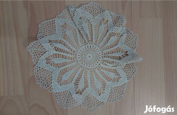 Fodros horgolt csipke, 20 cm átmérőjű