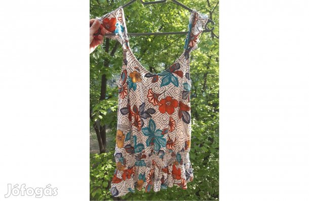 Fodros ujjú virágos ujjatlan nyári felső S-es