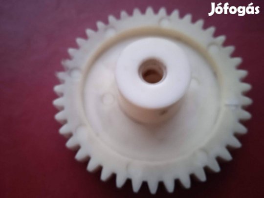 Fogaskerék műanyag ,átmérő 67 mm ,fog szél .10 mm