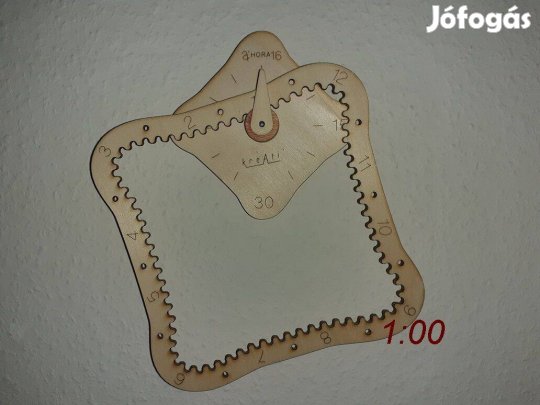 Fogaskerekes négyszög óra falióra