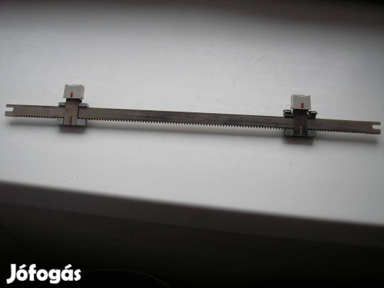 Fogasléc, acél ,360 mmx12 mm x4 mm , állítható határolók