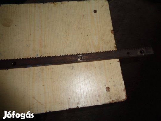 Fogasléc e1n eszterga gépágy fogasléc