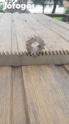 Fogasléc fogaskerékkel