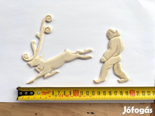 Fókacsontból faragott rénszarvas és vadász