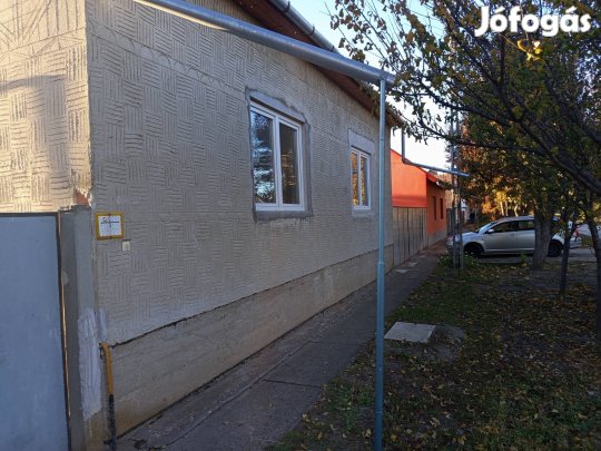 Földeákon négy szabás családi ház eladó