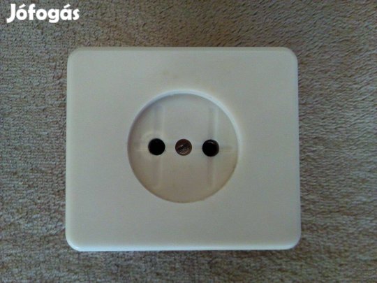 Földeletlen fali konnektor