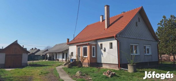 Földesen 3 szobás családi ház állattartásra alkalmas épületekkel