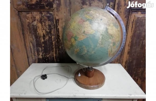 Földgömb papír, fa talapzaton, világítós, 1960.as éve végéről