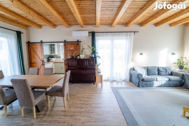 Földszintes, önálló, szinte új, modern családi ház; jól átgondolt elre