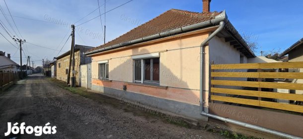 Földszintes családi ház Cegléden, jó környéken!