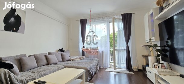 Földszinti, felújított, erkélyes lakás várja új tulajdonosát Pakson!