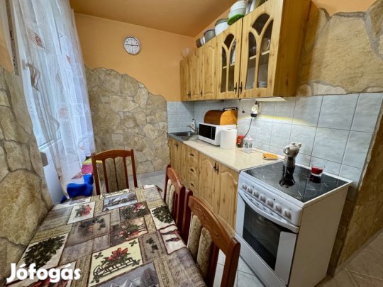 Földszinti felújított lakás eladó!