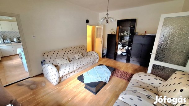 Földszinti téglalakás, saját parkolóval