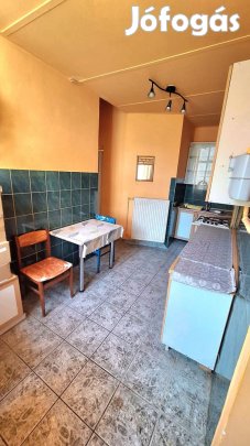 Földszinti téglalakás a belvárosban