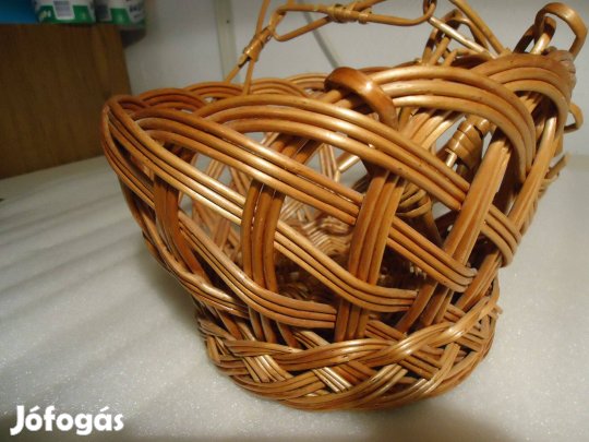 Fonott akasztós virágtartó