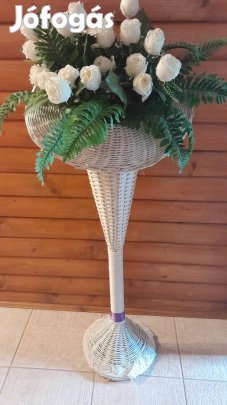 Fonott álló fehér kosár rózsával
