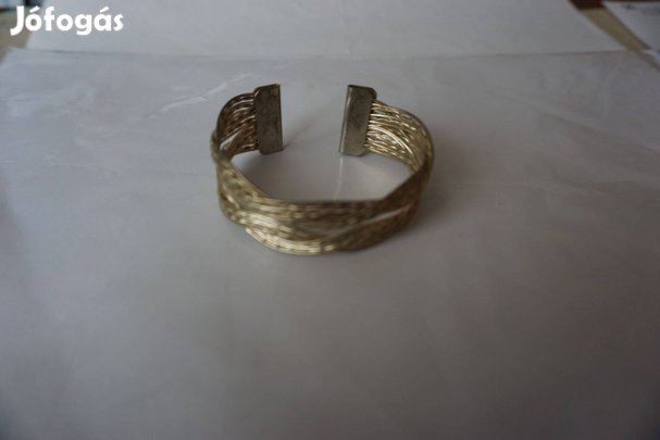 Fonott és megmunkált fémből rugalmas karperec eladó kislánynak