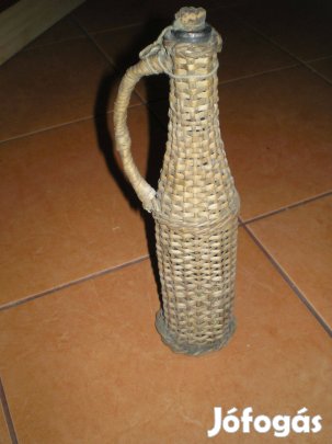 Fonott füles üveg kb. 0,5 liter dugójával együtt