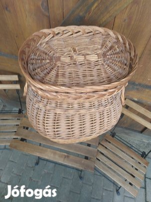 Fonott kosár ruháknak