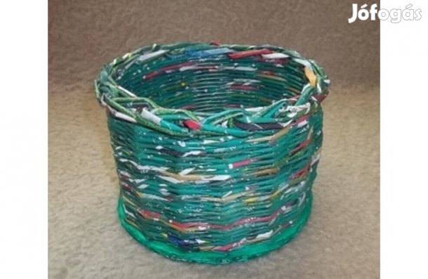 Fonott kosárka színes újságpapírból