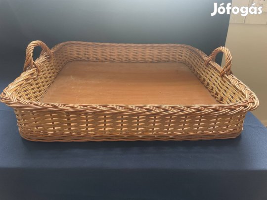 Fonott szélű tálca