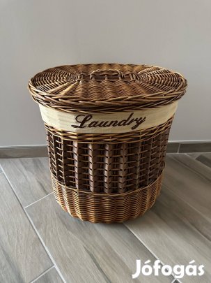 Fonott szennyeskosár fedéllel barna szennyestartó kosár