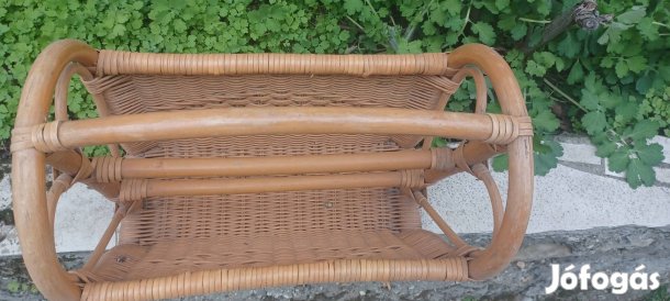 Fonott újságtartó