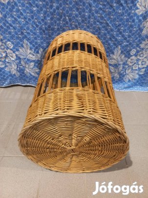 Fonott vesszőből készült szennyestartó kosár. 