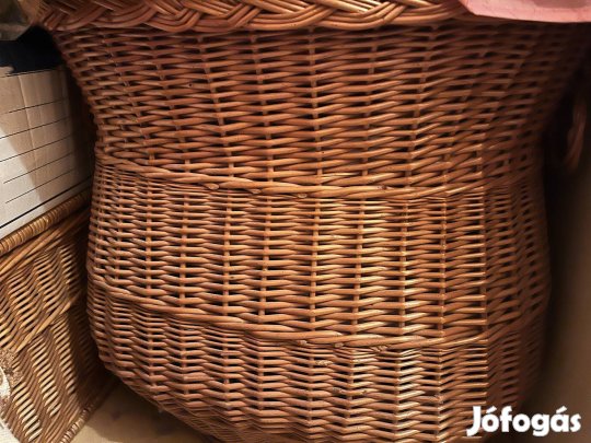 Fonott vesszőkosár tároló