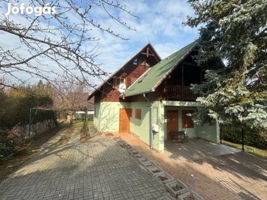 Fonyód, Frekventált helyen, 200 m2-es, családi ház, 7+2 szobás