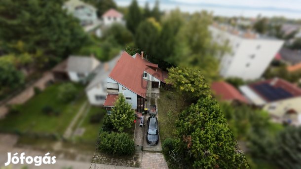 Fonyódon két generációs ikerház fele központhoz közel, mégis csendes h