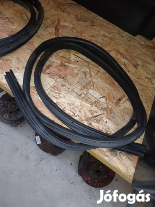 Ford Focus III Bal Hátsó Ajtó Gumikéder