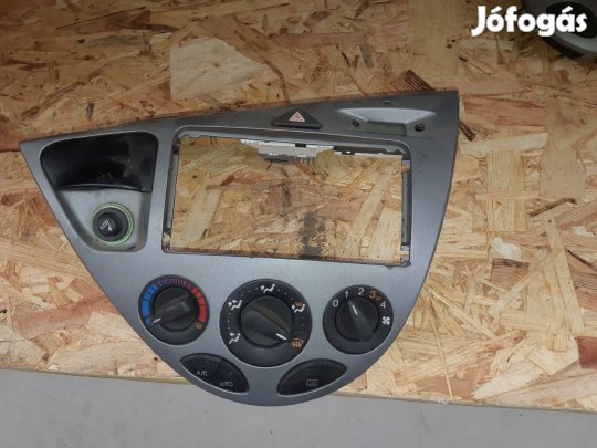 Ford Focus I Középbox