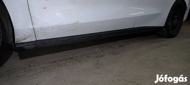 Ford Focus mk4 bal oldali küszöb borítás