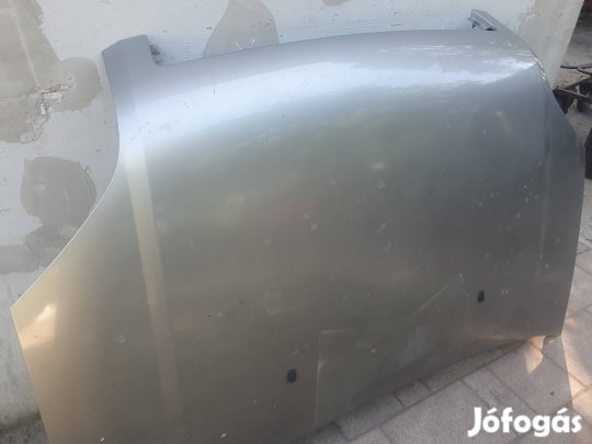 Ford Fusion motorháztető.