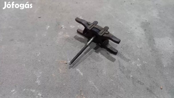 Ford Transit Tranzit MK7 06- Porlasztó lefogató lemez csavar 4517