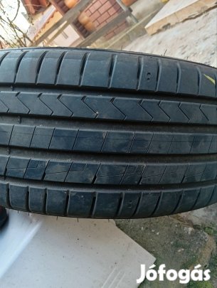 Ford felni nyári gumival.