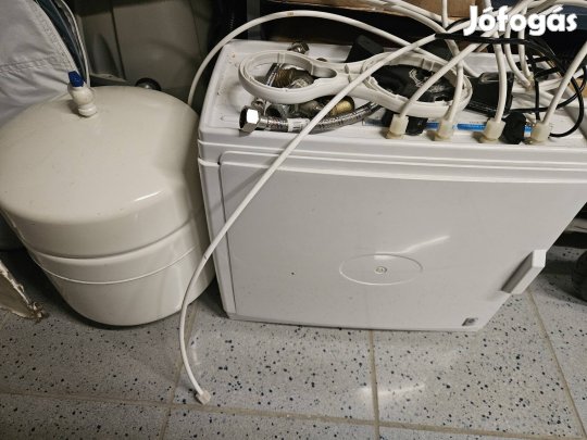 Fordított ozmózis elven működő víztisztító berendezés. Áron alul.