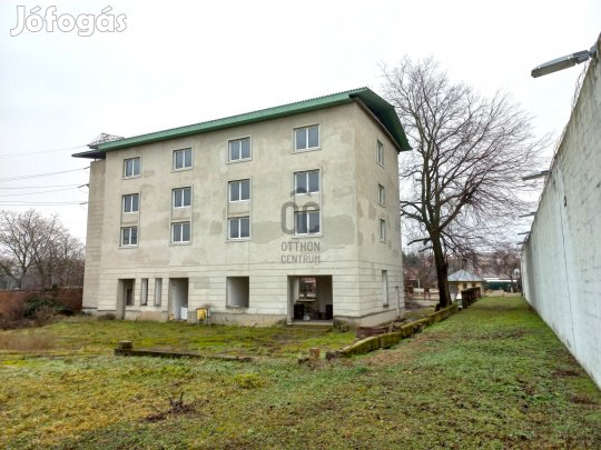 Forgalmas út mellett található telephely, már elkezdett iroda épülette