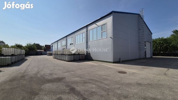 Forgalmas úton 2945nm csarnok és irodaépület, 9841nm telken